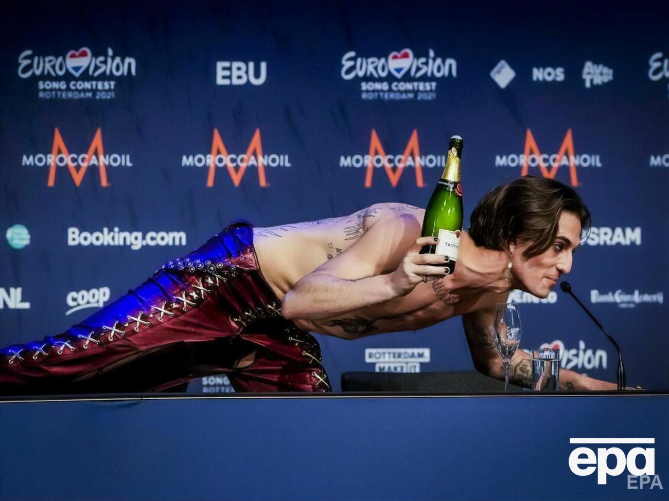 Співак пояснював, що в іншого учасника групи розбилася склянка, і він нахилявся по осколки. Перевірка підтвердила його слова