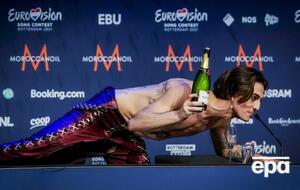 Певец пояснял, что у другого участника группы разбился стакан и он наклонялся за осколками. Проверка подтвердила его слова