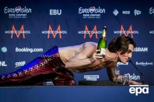 Певец пояснял, что у другого участника группы разбился стакан и он наклонялся за осколками. Проверка подтвердила его слова