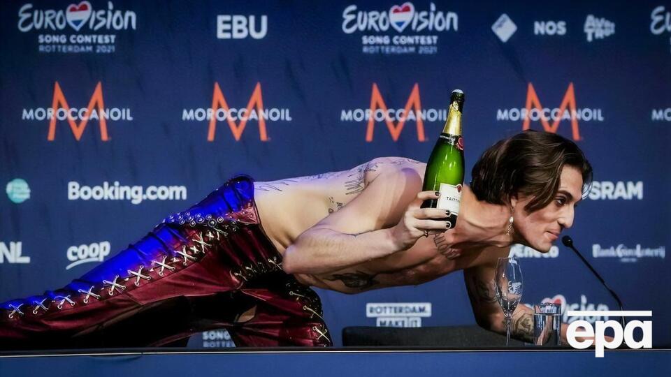 Співак пояснював, що в іншого учасника групи розбилася склянка, і він нахилявся по осколки. Перевірка підтвердила його слова