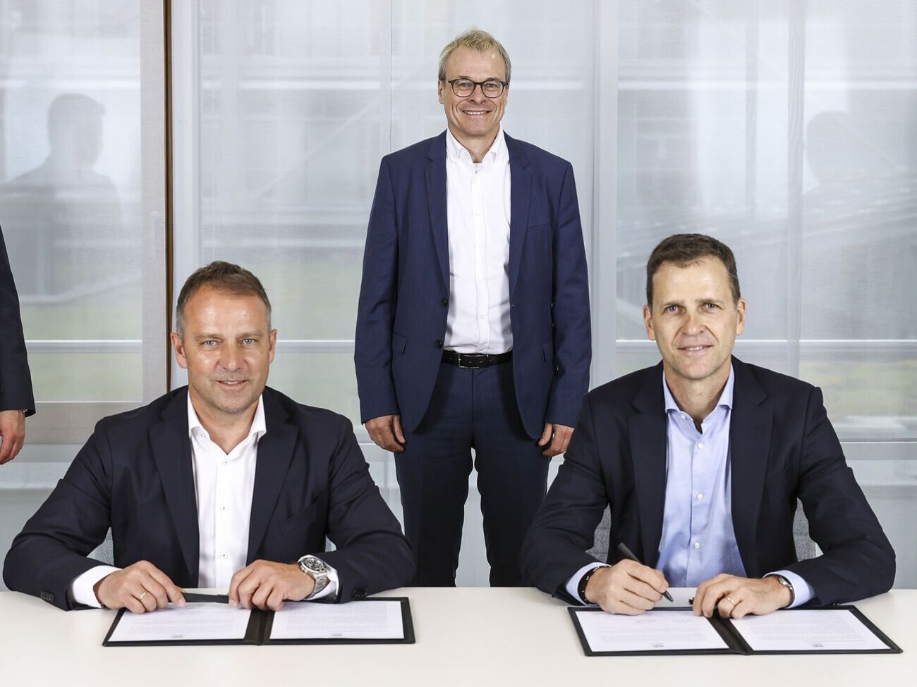 Флік (знизу ліворуч) уклав контракт із DFB до 2024 року