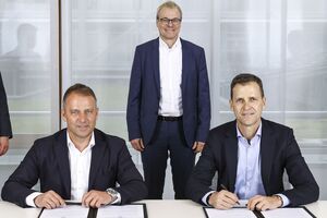 Флик (внизу слева) заключил контракт с DFB до 2024 года