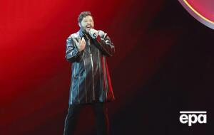 Ньюман: Я стоял на сцене и пел перед сотнями миллионов людей песню, которую написал и которую люблю