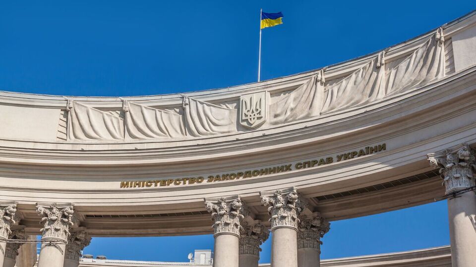 Прекращение авиасообщения с Беларусью стало вынужденным, но крайне необходимым шагом, отметили в МИД Украины