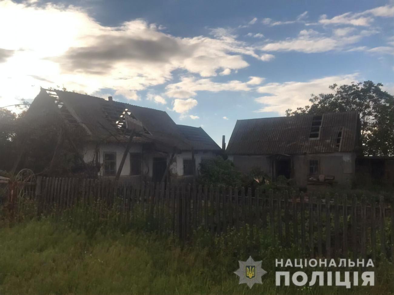 Ураганный ветер повредил заборы и крыши