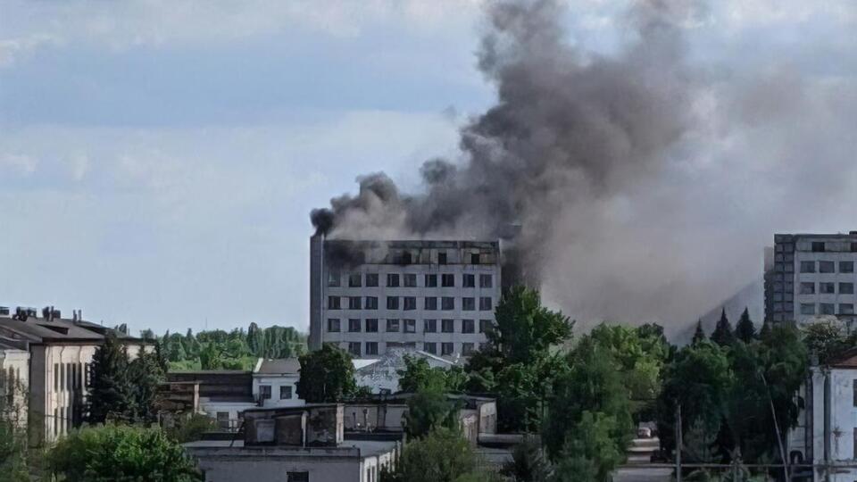 У будівлі горіли рулони тканини