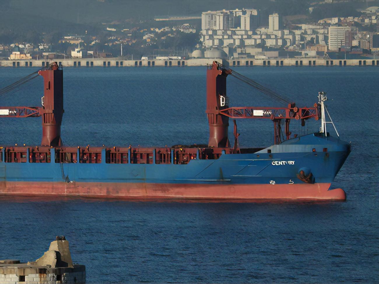 Тело капитана лежит в каюте, власти Панамы отказываются его забирать, сообщил источник