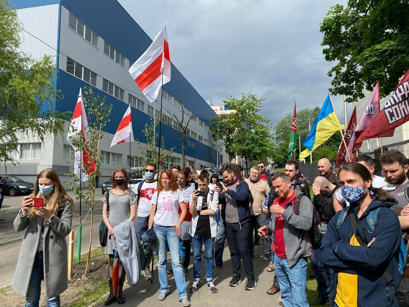 Во время заседания под офисом НКРЭКУ проходил пикет за полный запрет импорта электроэнергии из Беларуси и РФ