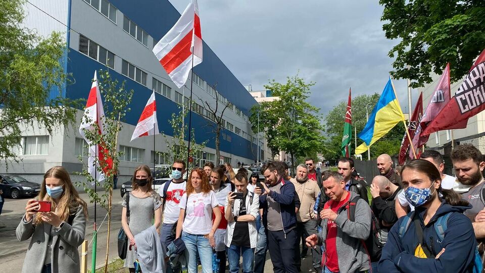 Во время заседания под офисом НКРЭКУ проходил пикет за полный запрет импорта электроэнергии из Беларуси и РФ