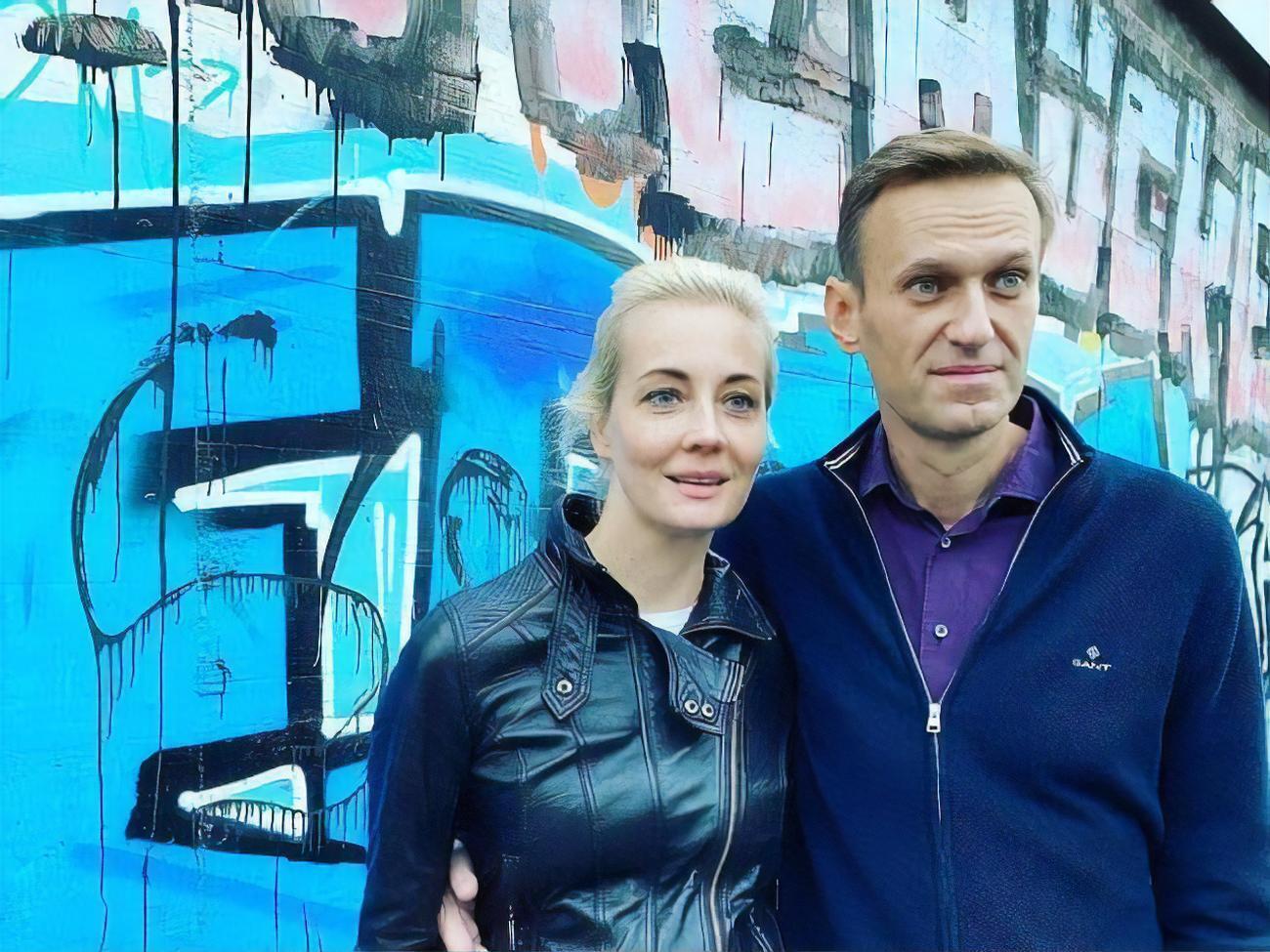 Навальный посоветовался с женой Юлией о форме усов
