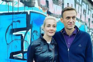 Навальный посоветовался с женой Юлией о форме усов