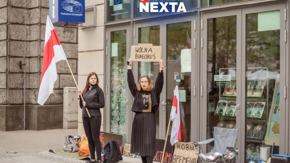 Две гражданки Беларуси начали голодовку у здания Еврокомиссии в Варшаве