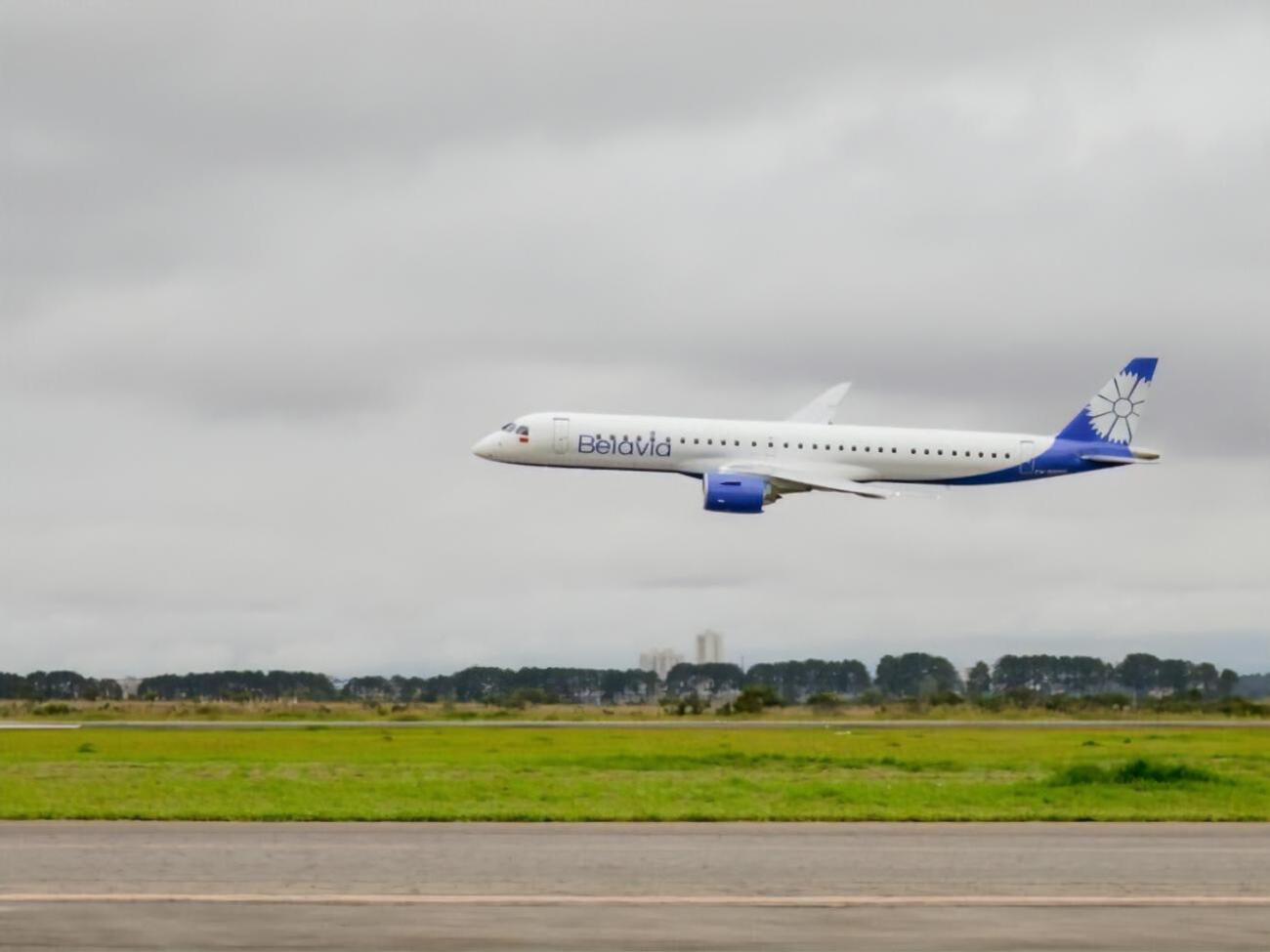 За даними сервісу Flightradar24, борт "Белавиа" кружляє в районі Бреста