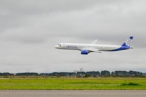 По данным сервиса Flightradar24, борт "Белавиа" кружит в районе Бреста