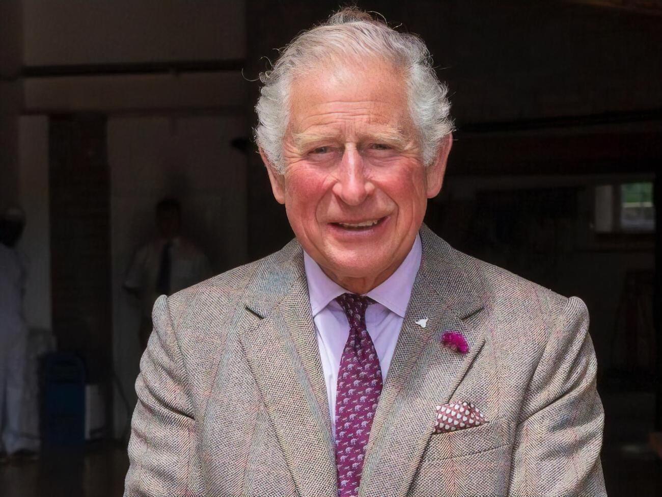 Принц Чарльз в рабочей одежде показал, как строить изгородь