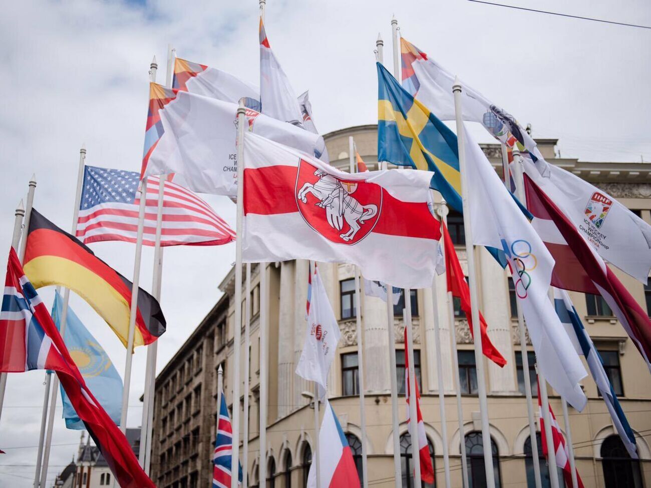 Лукашенко назвал "вандализмом" замену государственного флага Беларуси в риге на бело-красной-белый (в центре)