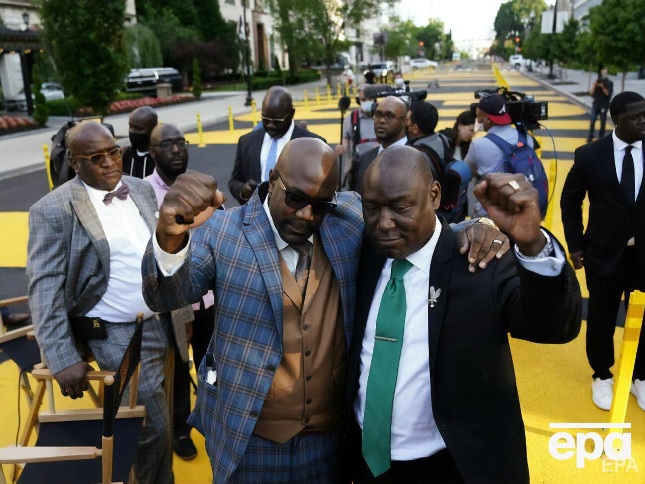 Байден поддерживает отношения с семьей Флойда