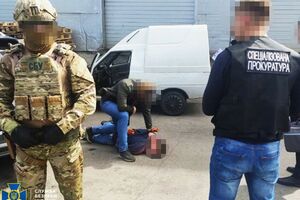 Военного задержали при попытке продажи трех переделанных пистолетов, сообщили в СБУ