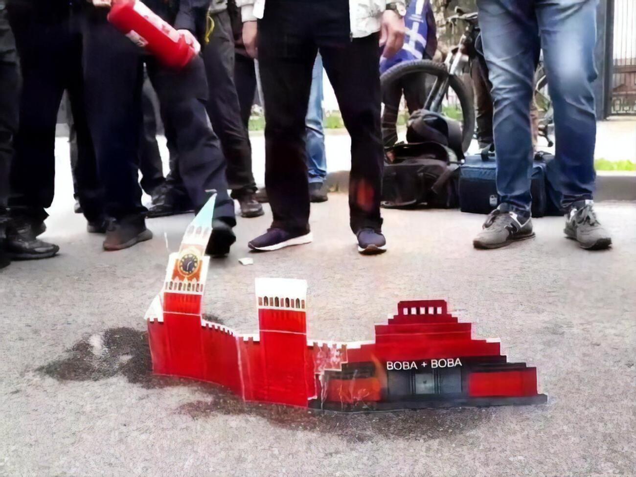 Шматок картону, який зображав Кремль, загасили