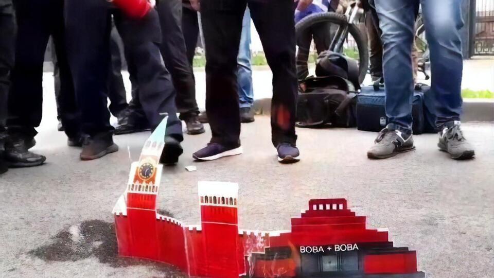 Шматок картону, який зображав Кремль, загасили