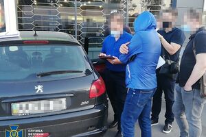 Одного из участников группы задержали во время получении аванса в $ 20 тыс.