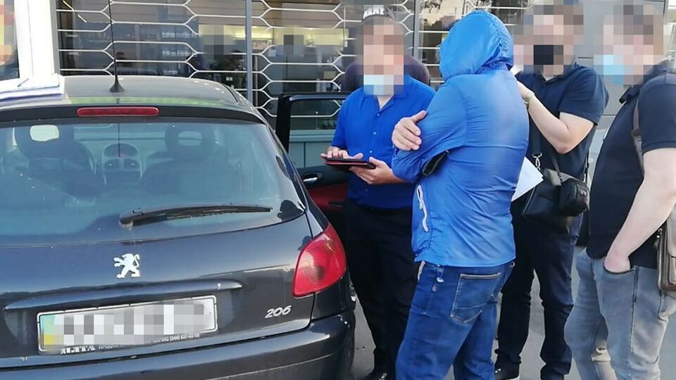 Одного з учасників групи затримали під час отримання авансу в розмірі $20 тис.