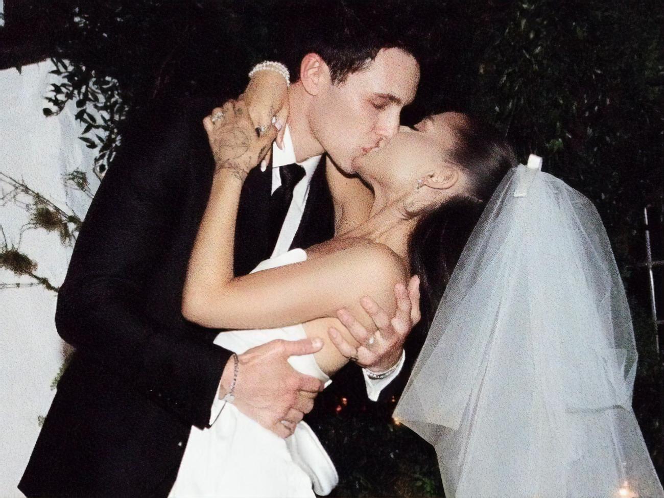 Гранде вышла замуж за Гомеса 15 мая