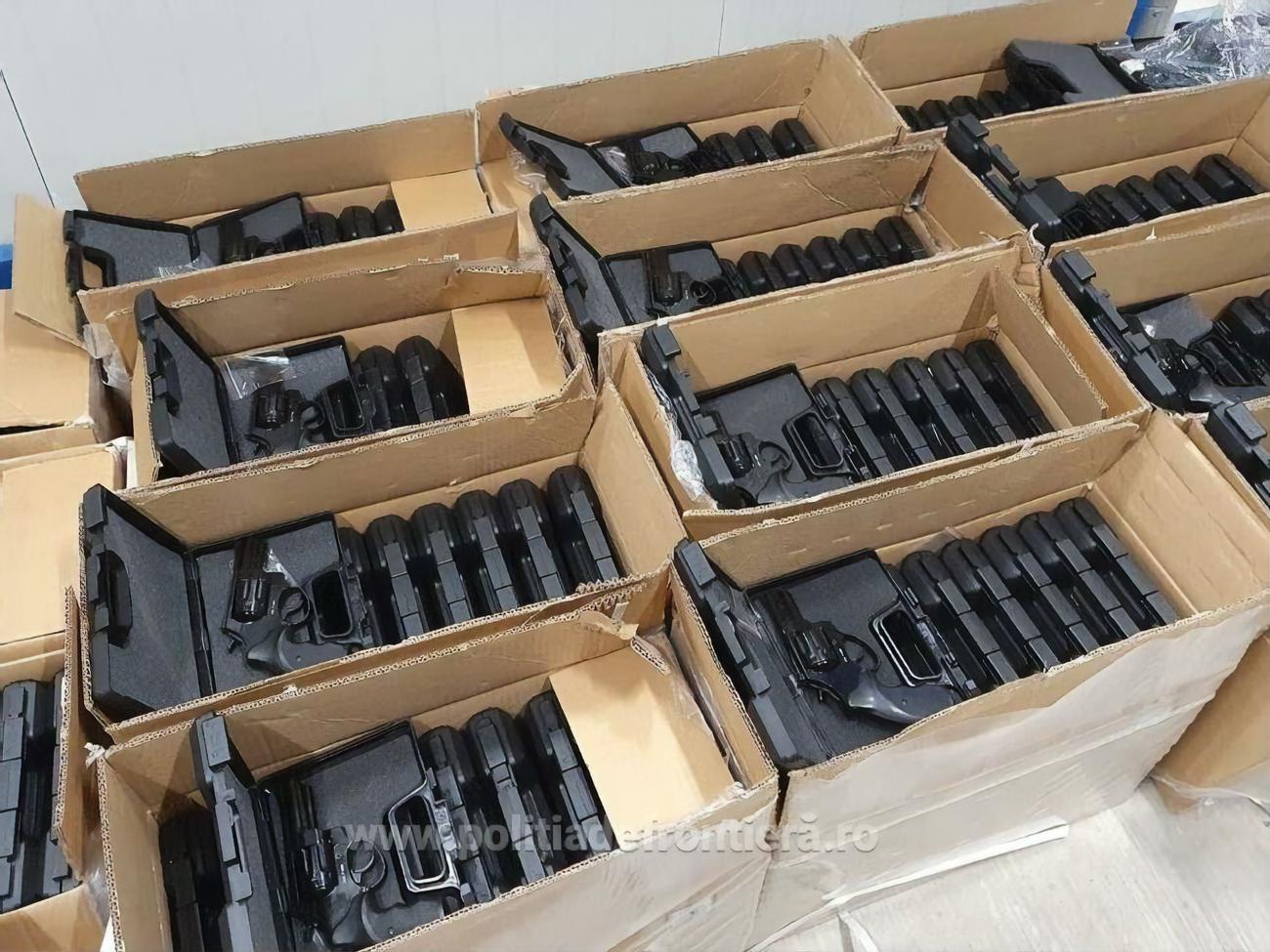 У машині з напівпричепом виявили майже 3 тис. пістолетів