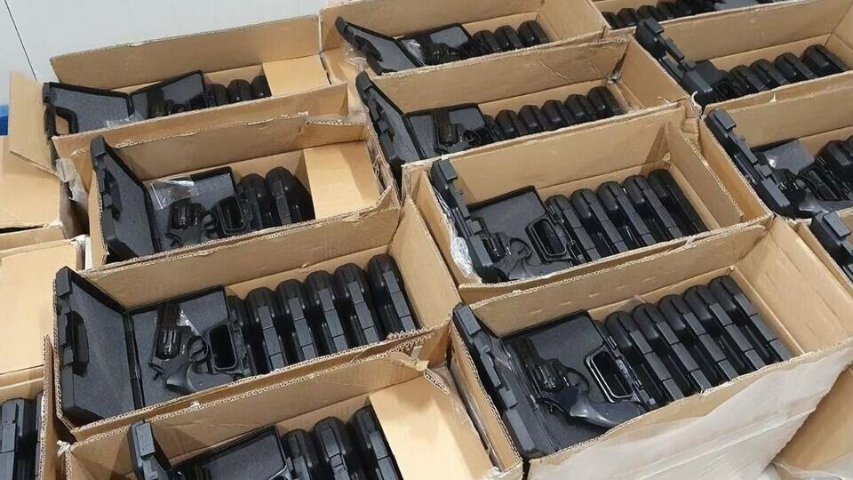 У машині з напівпричепом виявили майже 3 тис. пістолетів