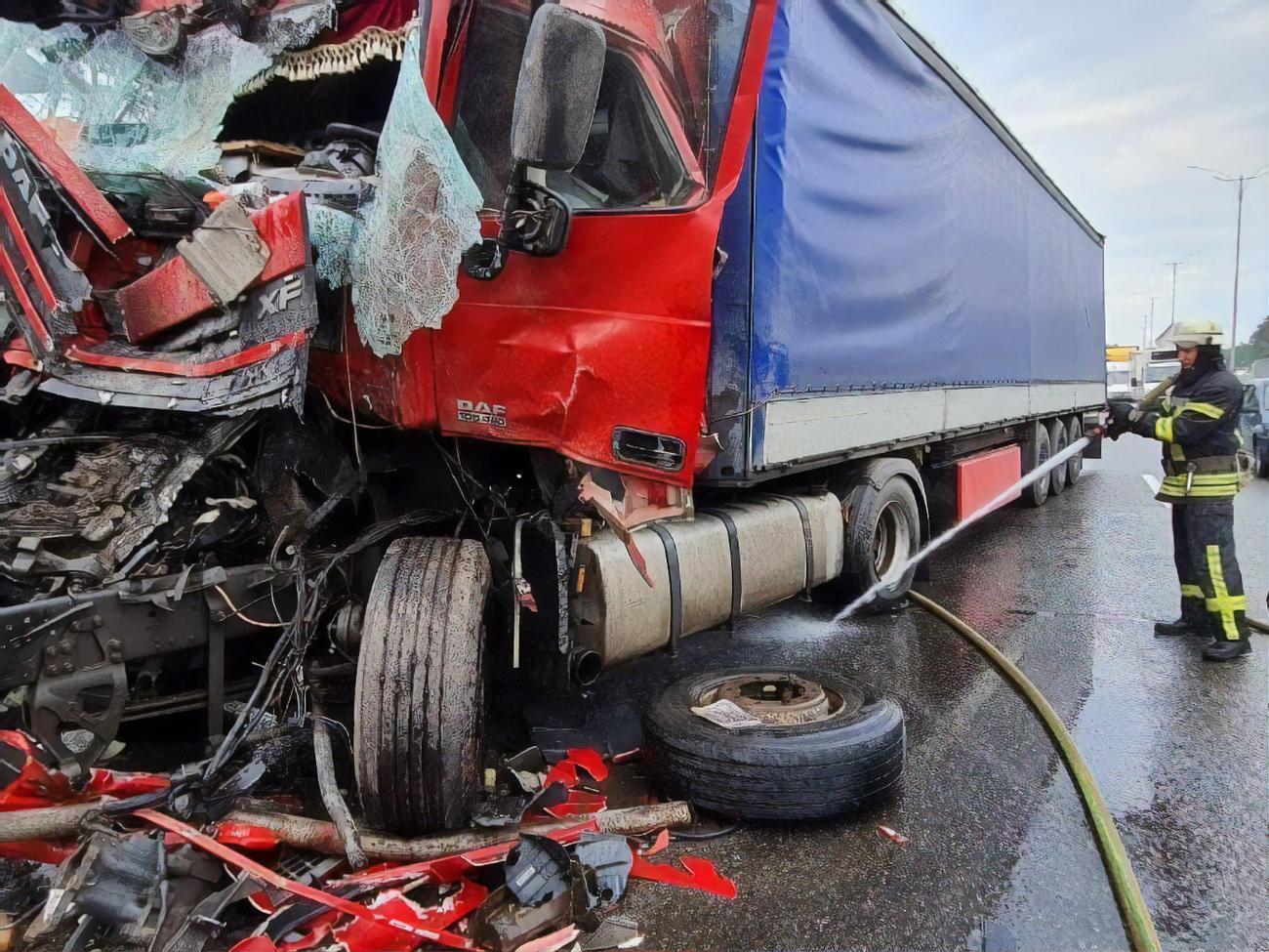 В одном из грузовиков водителя зажало деформированной кабиной