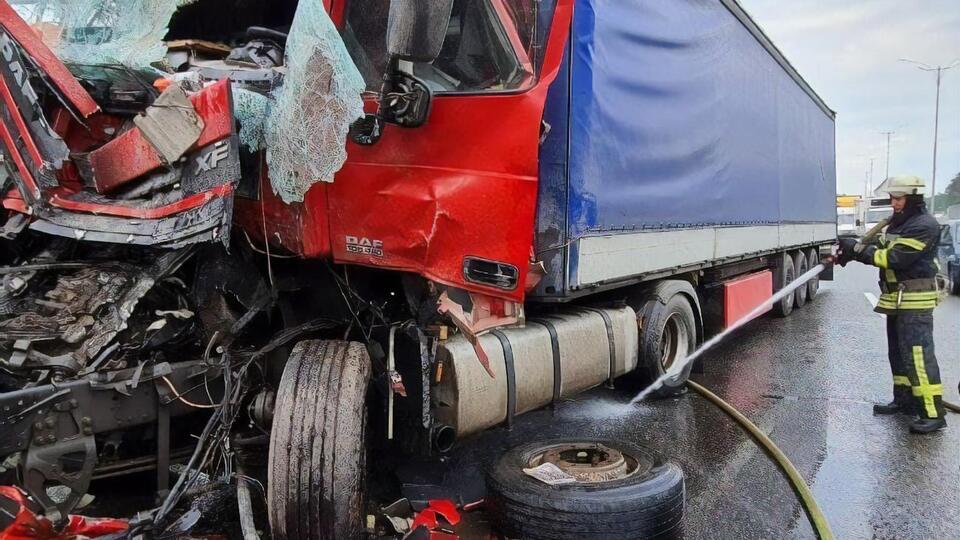 В одном из грузовиков водителя зажало деформированной кабиной