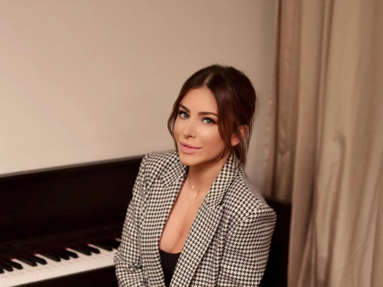 У квітні 2021 року Ані Лорак заявила, що Фальоса "ставився до неї як до об'єкта із заробляння грошей"