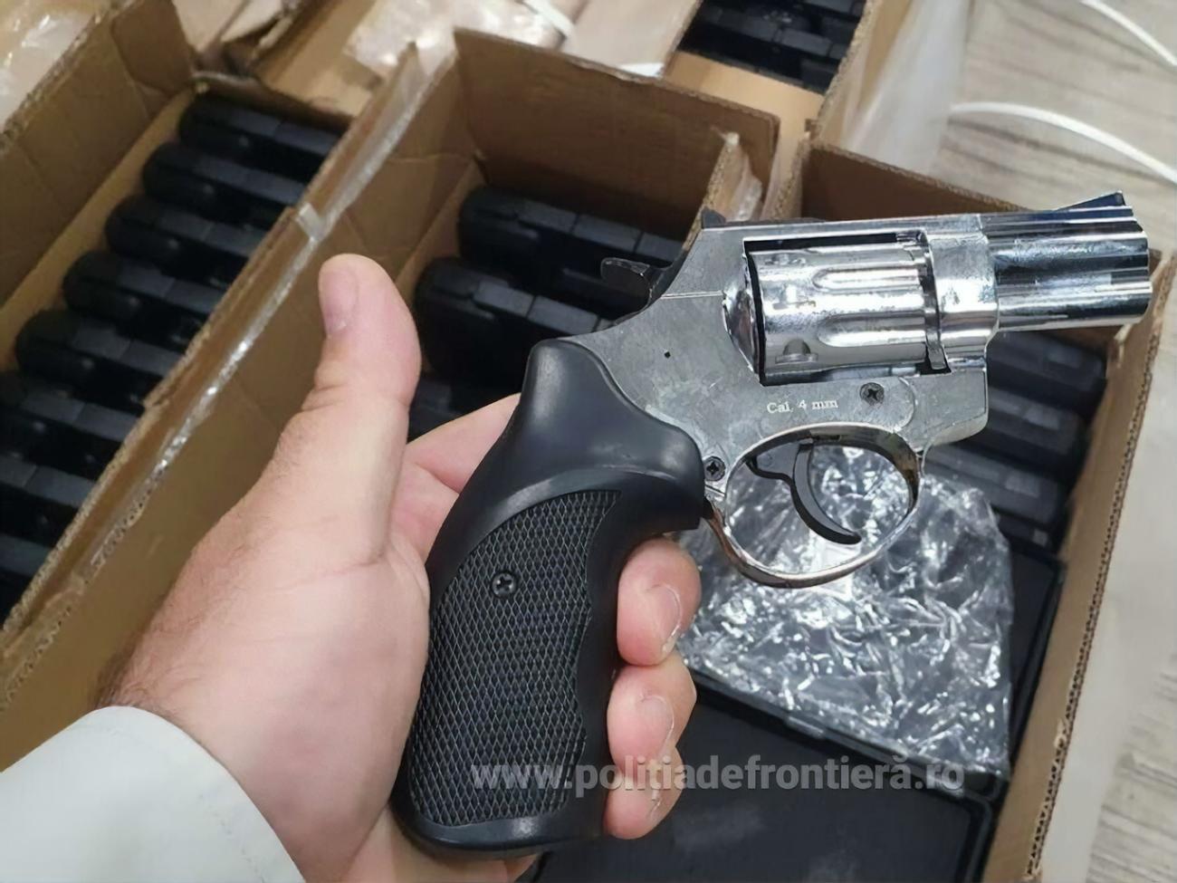 Румунські прикордонники відзвітували про виявлення 143 ящиків із пістолетами