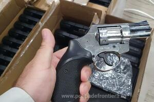 Румунські прикордонники відзвітували про виявлення 143 ящиків із пістолетами