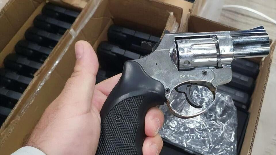 Румунські прикордонники відзвітували про виявлення 143 ящиків із пістолетами