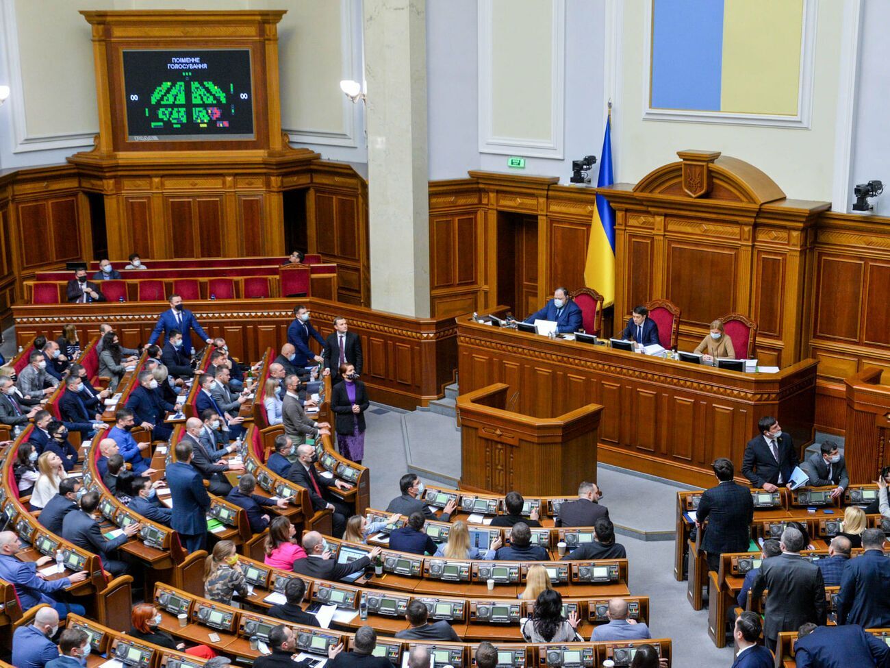 В сессионном зале нынешнего парламента бурлят не только законодательные страсти