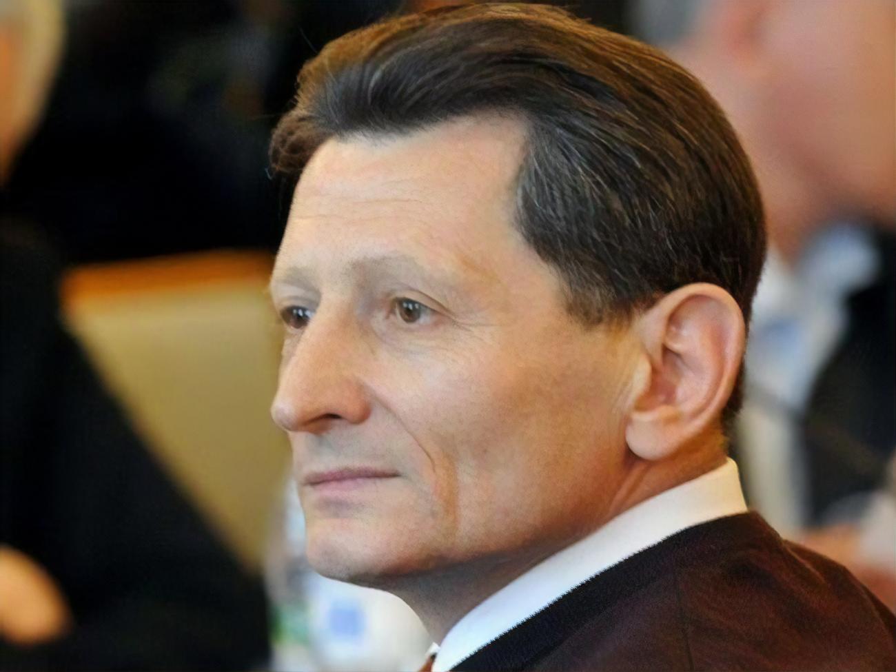 Волынец пояснял, что с деньгами помогла "женщина, с которой он проживает", но упоминать о ней в декларации он считает "необязательным"