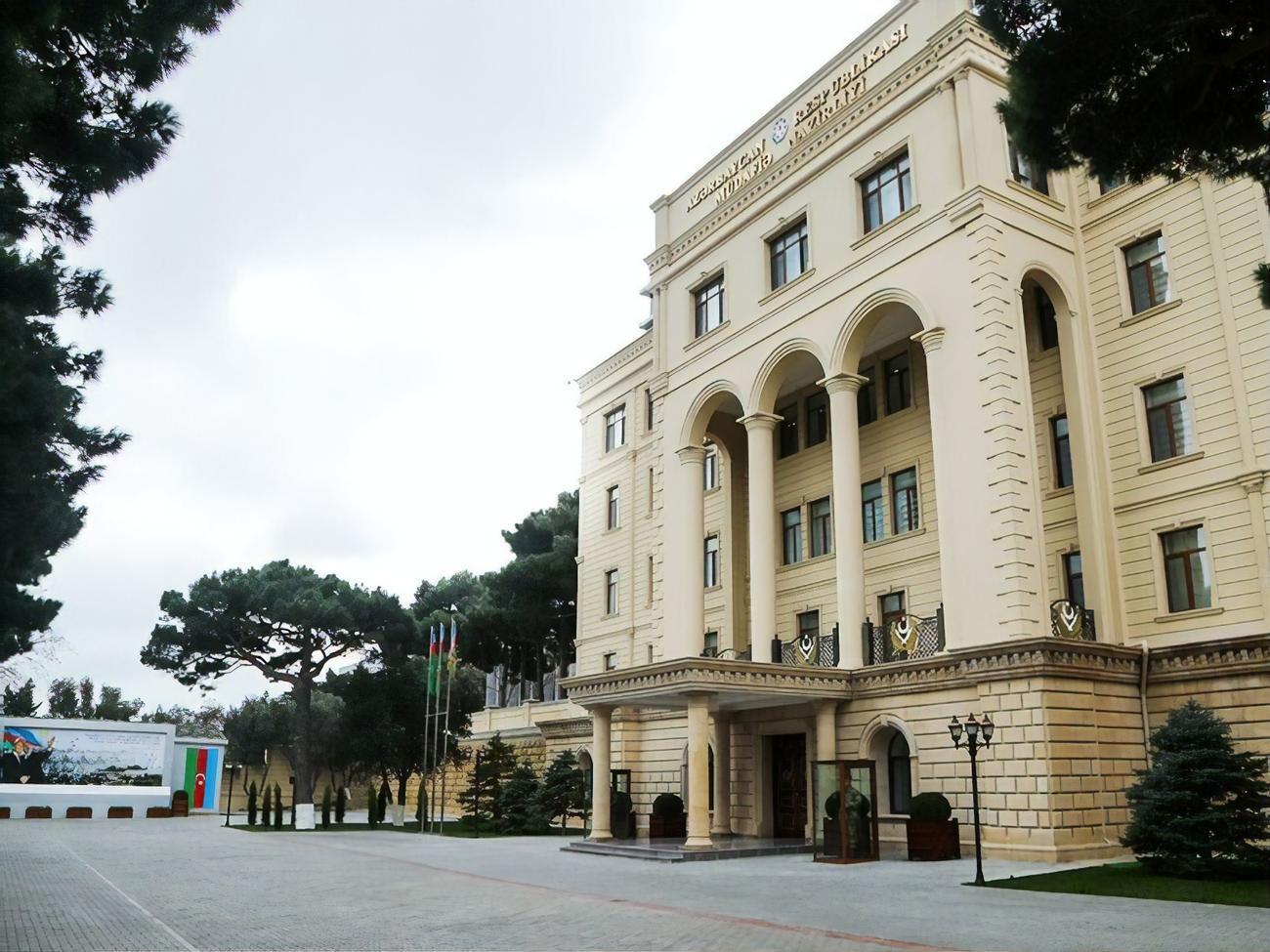 По данным министерства обороны Азербайджана, в результате обстрела один военнослужащий получил ранение