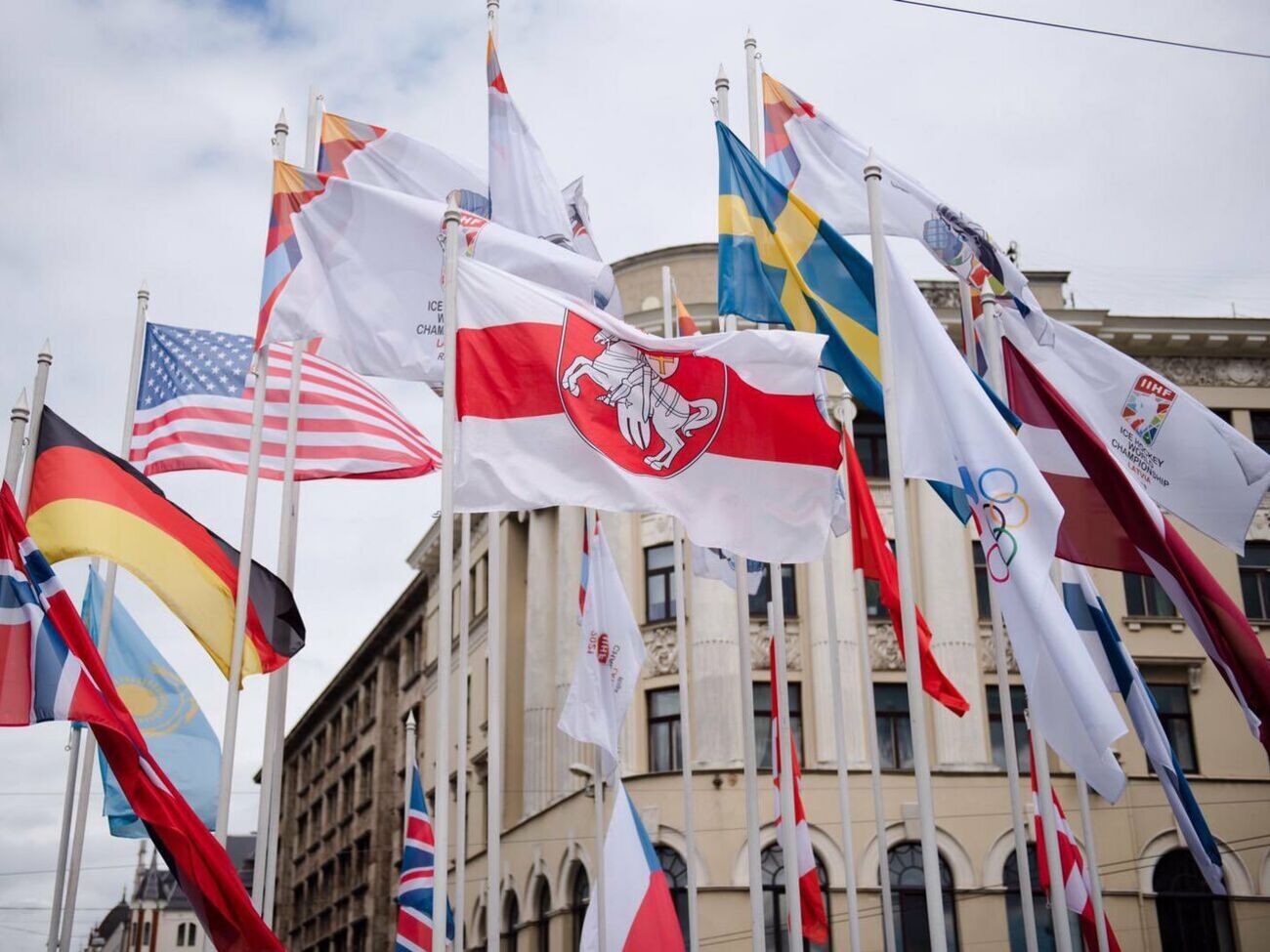 Флаг Беларуси в Риге заменили на&nbsp;бело-красно-белый флаг 24 мая