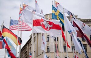 Флаг Беларуси в Риге заменили на бело-красно-белый флаг 24 мая