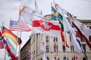 Прапор Білорусі в Ризі замінили на біло-червоно-білий 24 травня
