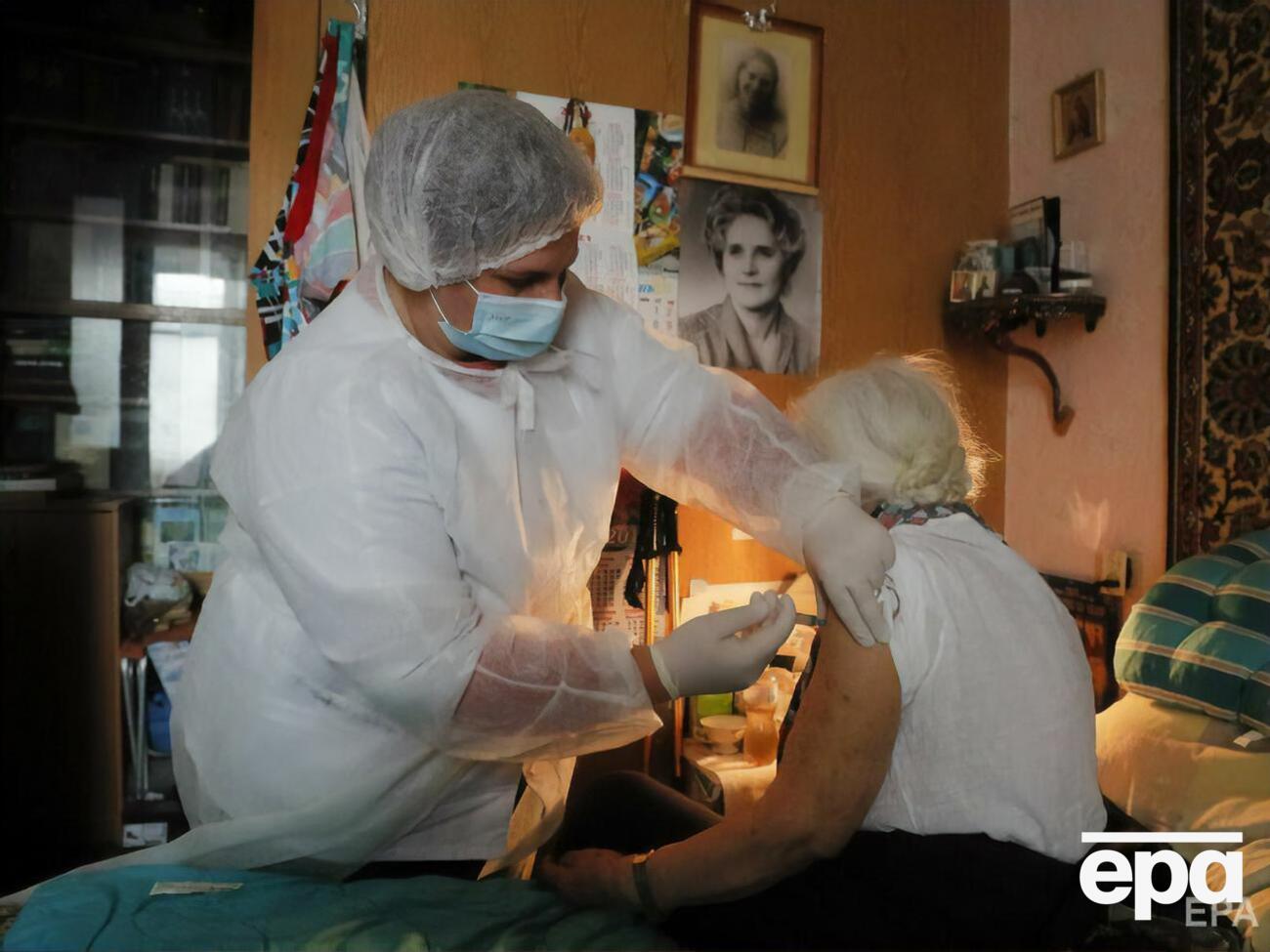 В Минздраве отметили, что приоритет на вакцинацию будет предоставляться пожилым людям