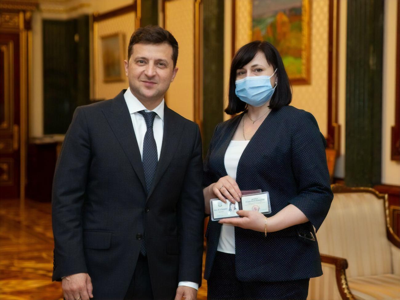 Зеленський вручив Чорній службове посвідчення