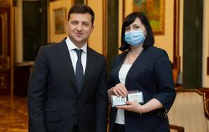 Зеленский вручил Черной служебное удостоверение