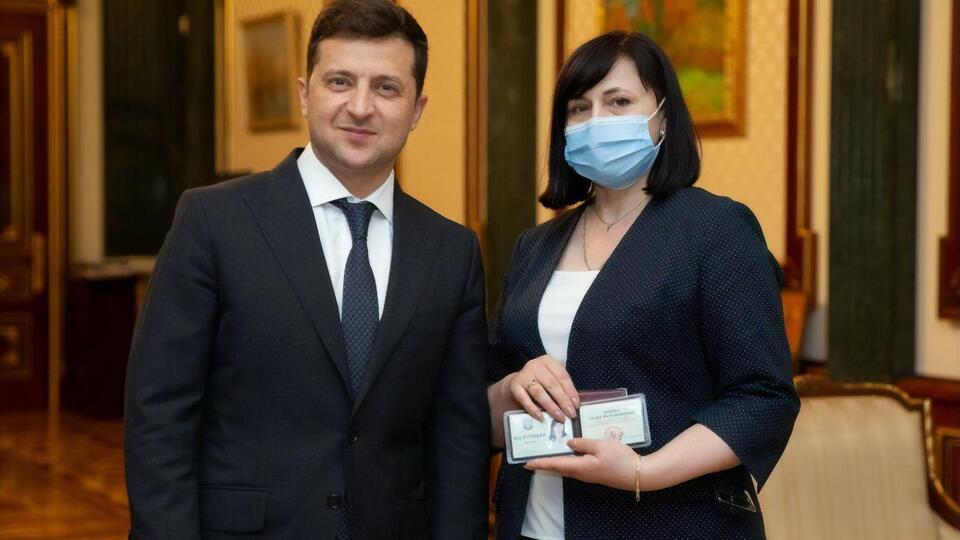 Зеленський вручив Чорній службове посвідчення