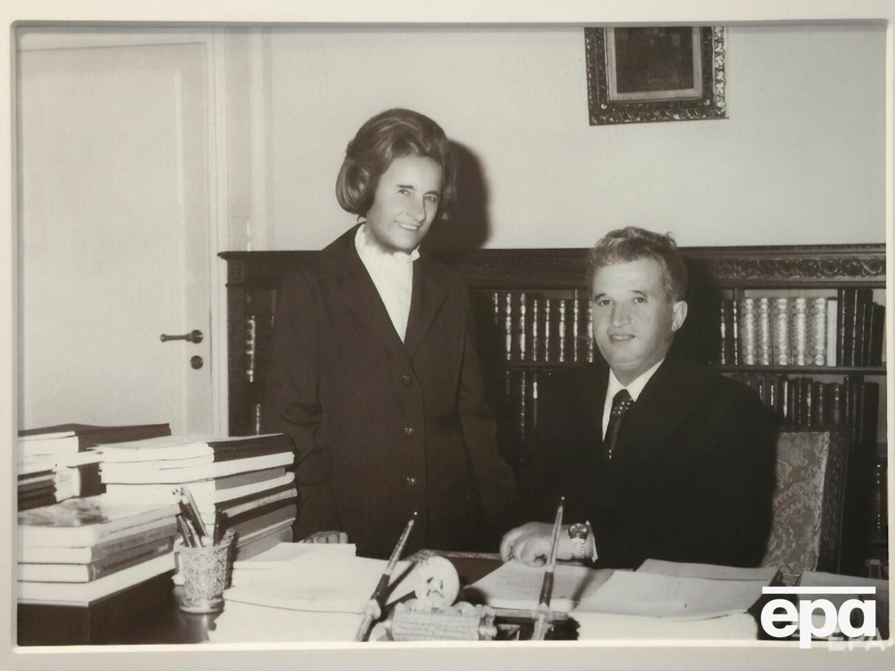 Чаушеску и его жена Елена были расстреляны в 1989 году