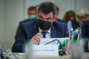 Данілов: Якби там була бомба, евакуація людей з літака відбувалася б терміново