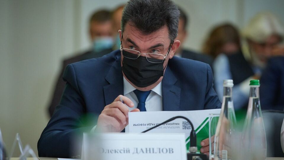 Данілов: Якби там була бомба, евакуація людей з літака відбувалася б терміново