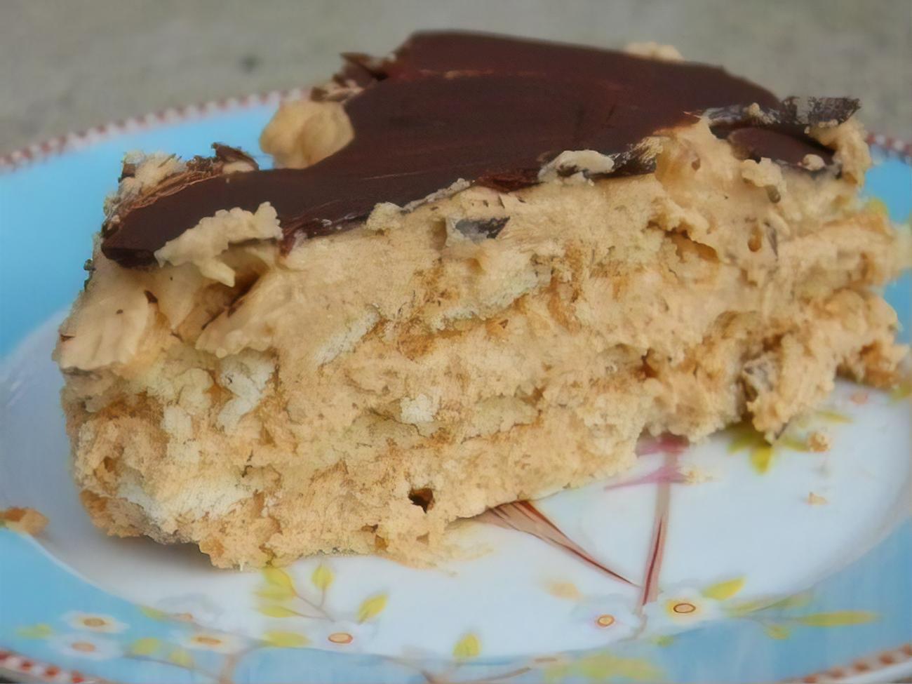 Охлажденный торт покрывается шоколадной глазурью