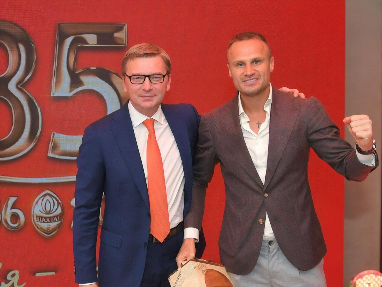 Шевчук (справа на фото) праздновал 85-летие ФК "Шахтер"